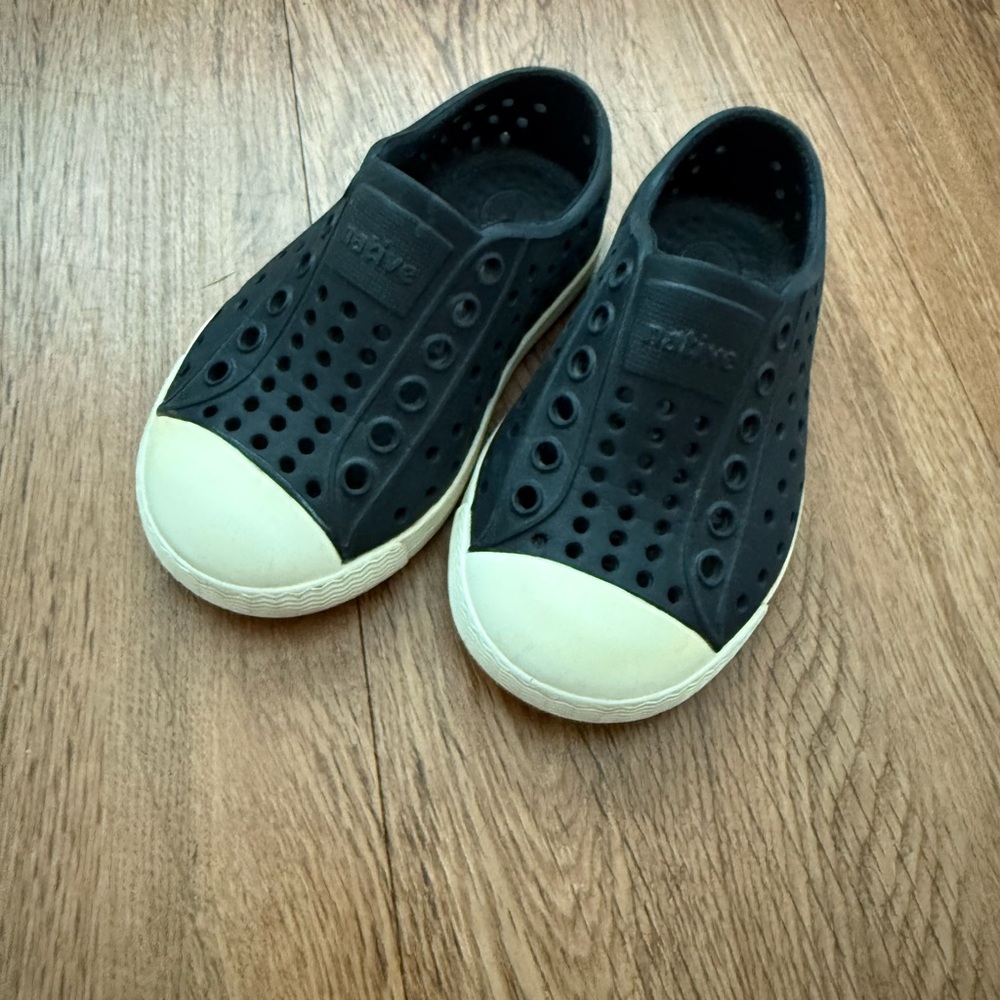 Native Kids Sneakers - Black with White Toe